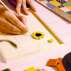 Atelier creativ de mozaic artistic cu 100 de plăcuțe ceramice și panou de lemn, Djeco