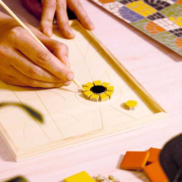 Atelier creativ de mozaic artistic cu 100 de plăcuțe ceramice și panou de lemn, Djeco