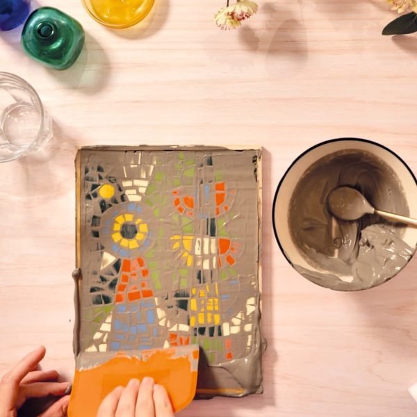 Atelier creativ de mozaic artistic cu 100 de plăcuțe ceramice și panou de lemn, Djeco