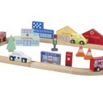 Circuit din lemn cu vehicule utilitare, clădiri și accesorii de oraș, Orange Tree Toys