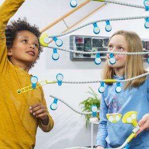 Kit STEM cursă cu obstacole pentru bile metalice, 63 de piese, Thames & Kosmos