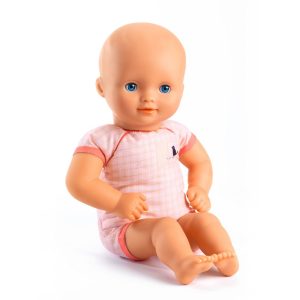 Păpușă bebeluș Dahlia, cu rochiță din tifon dublu și șepcuță, Djeco