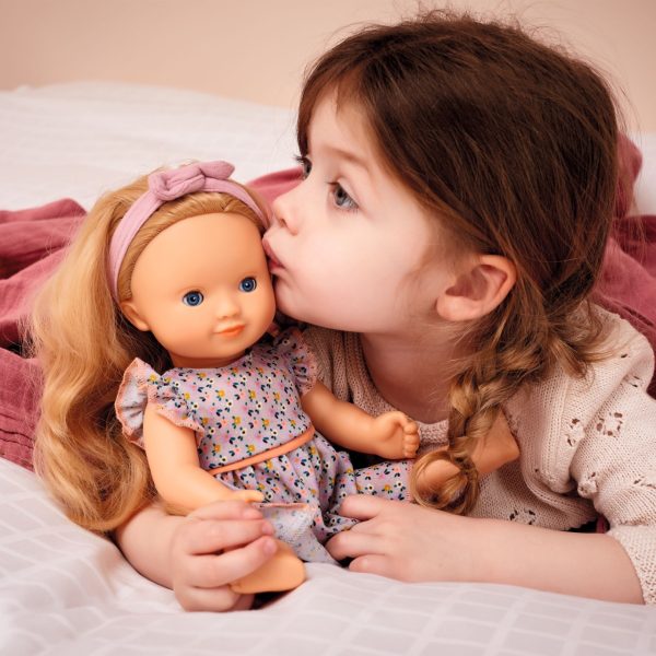 Păpușă din vinil cu păr lung blond, cu rochie înflorată și bentiță, Djeco
