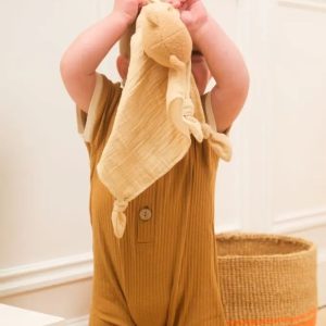 Set cadou pentru bebeluși cu doudou și zornăitoare din lemn, ursulețul Marcel, Egmont Toys