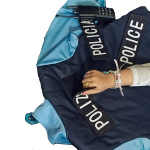 Set de polițist cu vestă, șapcă, cătușe, stație și baston, Souza!