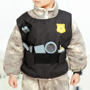 Set de polițist din lemn și textil, cu vestă, beretă și cătușe, 17 accesorii, UMU Toys