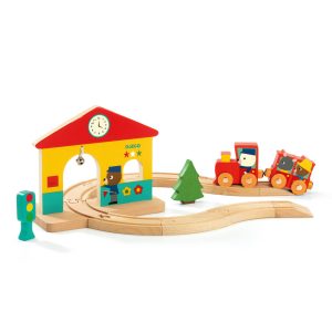 Trenuleț din lemn cu șine, locomotivă, vagon și gară cu clopoțel, Djeco